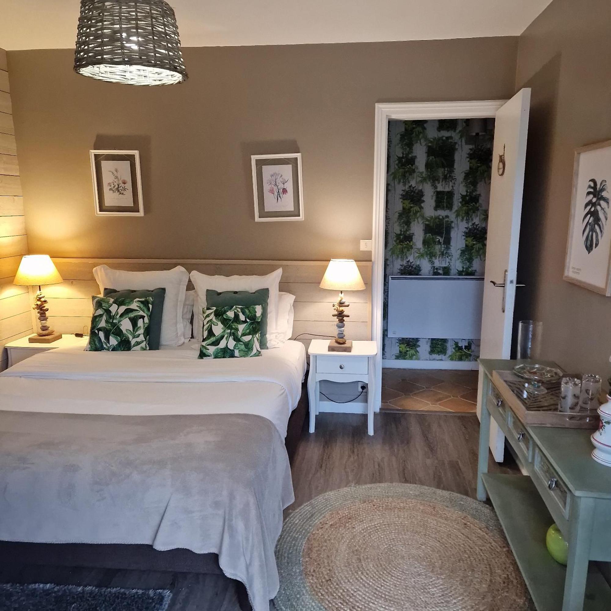 コンブリ ラ フェルム ド ケラオル Bed & Breakfast エクステリア 写真