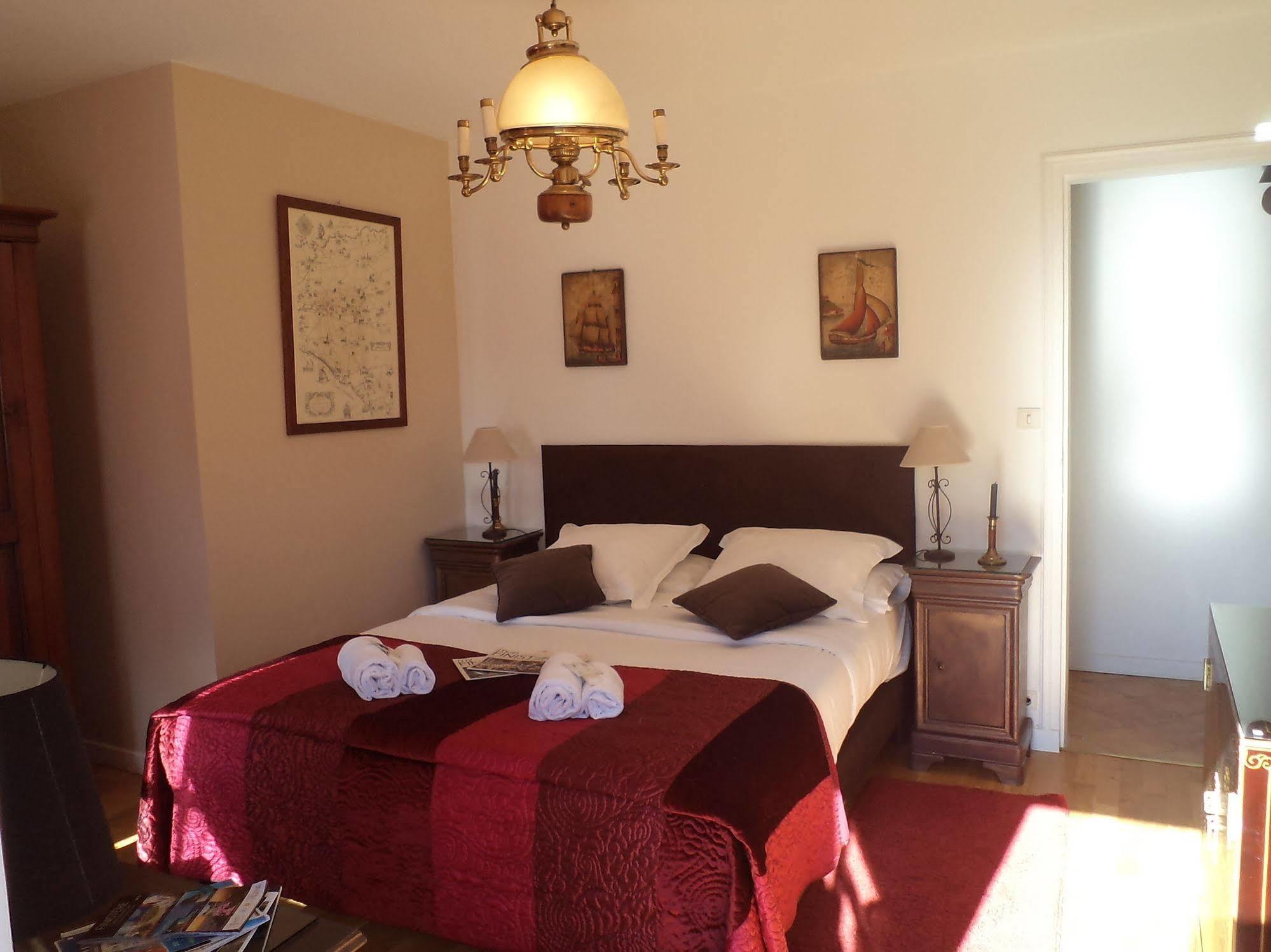 コンブリ ラ フェルム ド ケラオル Bed & Breakfast エクステリア 写真