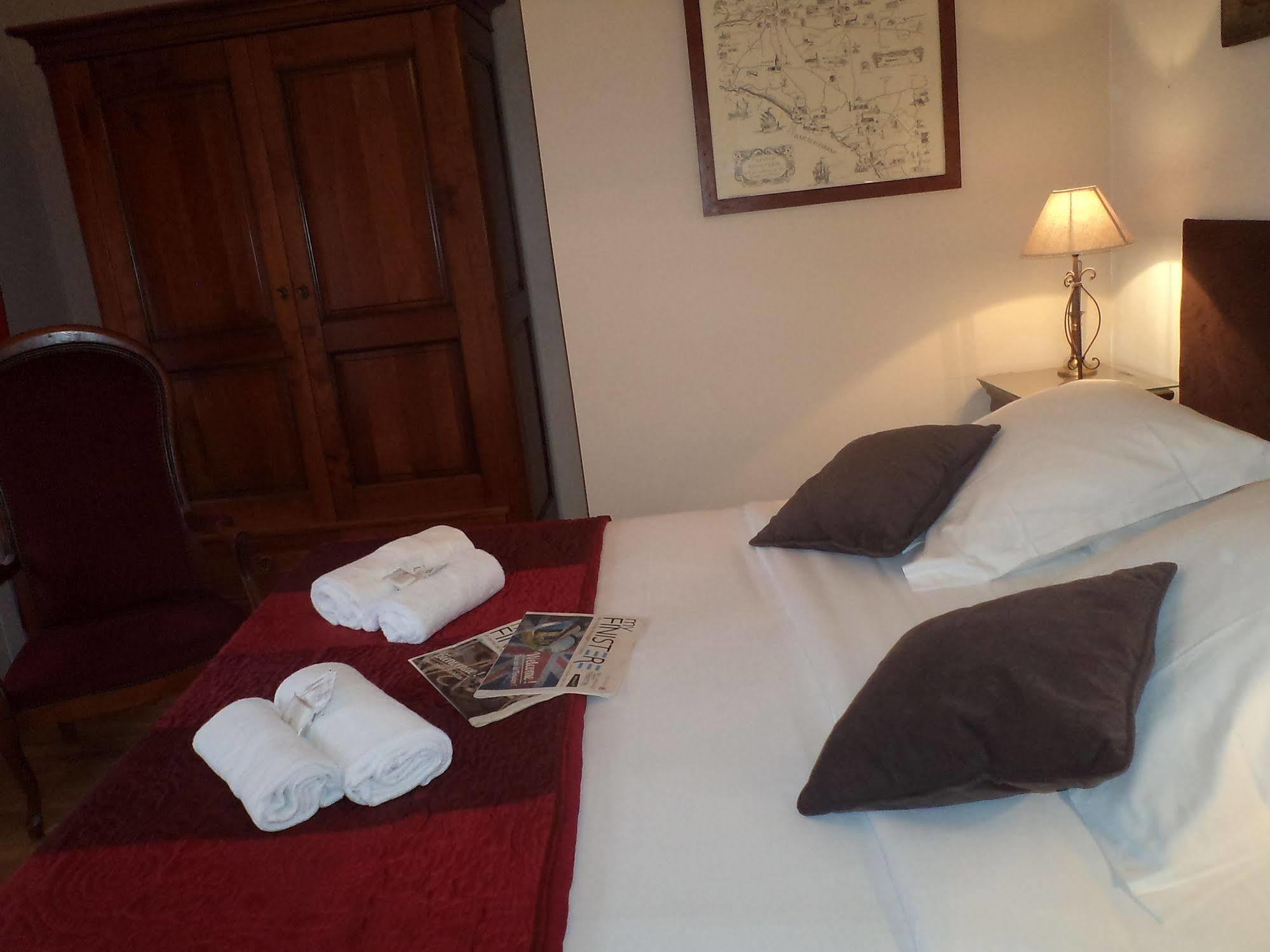 コンブリ ラ フェルム ド ケラオル Bed & Breakfast エクステリア 写真