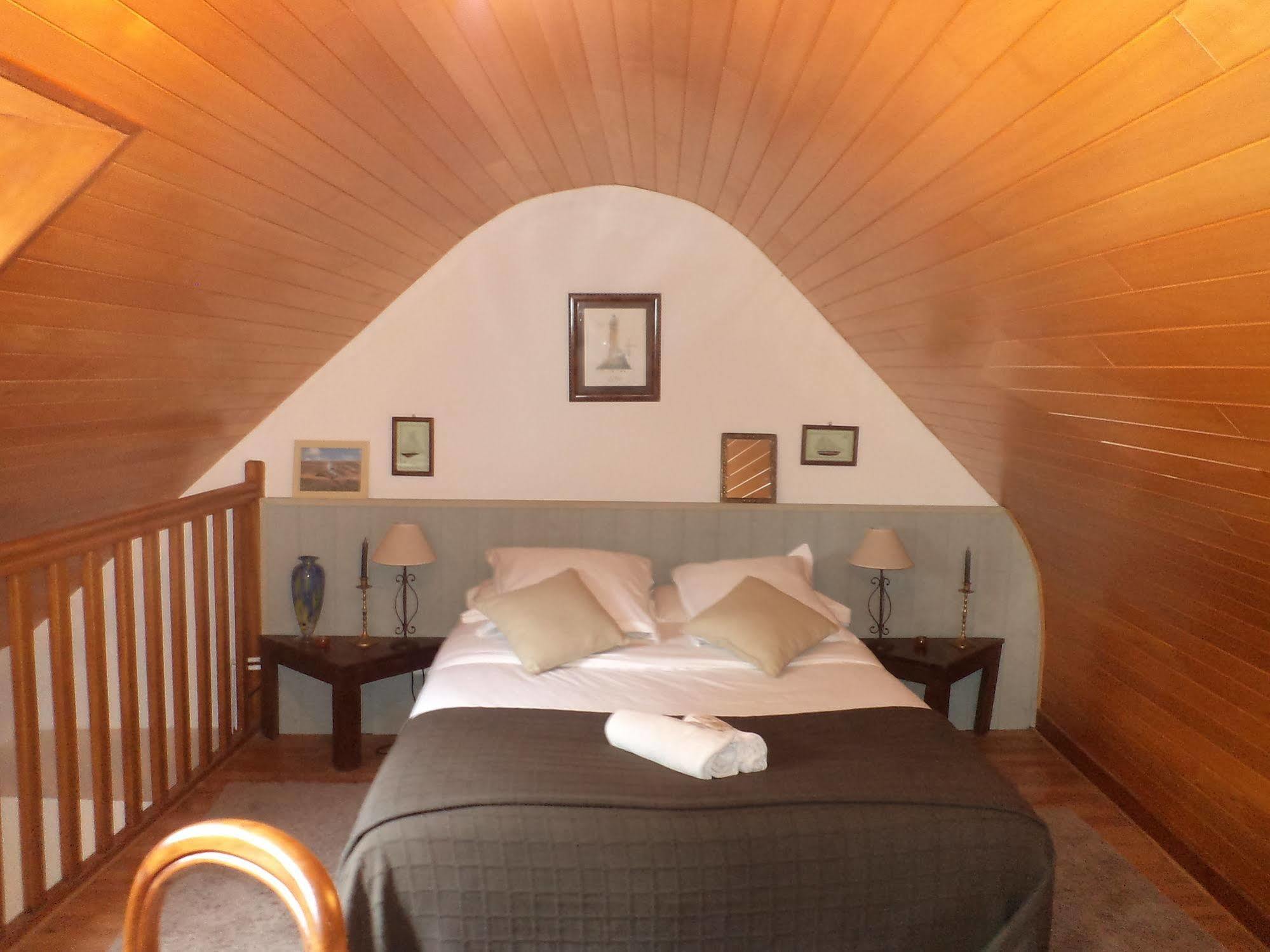 コンブリ ラ フェルム ド ケラオル Bed & Breakfast エクステリア 写真
